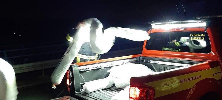 Ölblasen auf der Ruhr bei Wetter