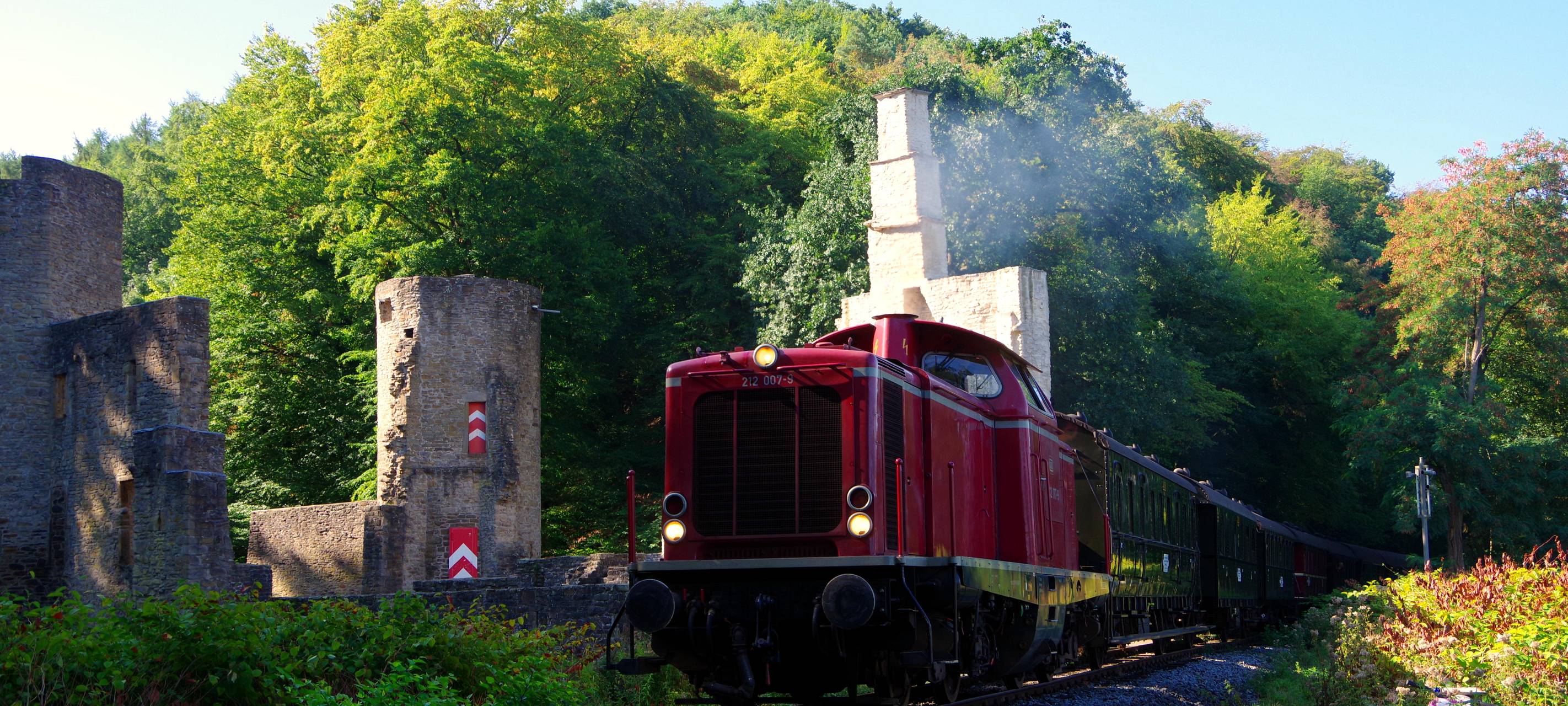 Historischer Museumszug fährt durch das Ruhrtal