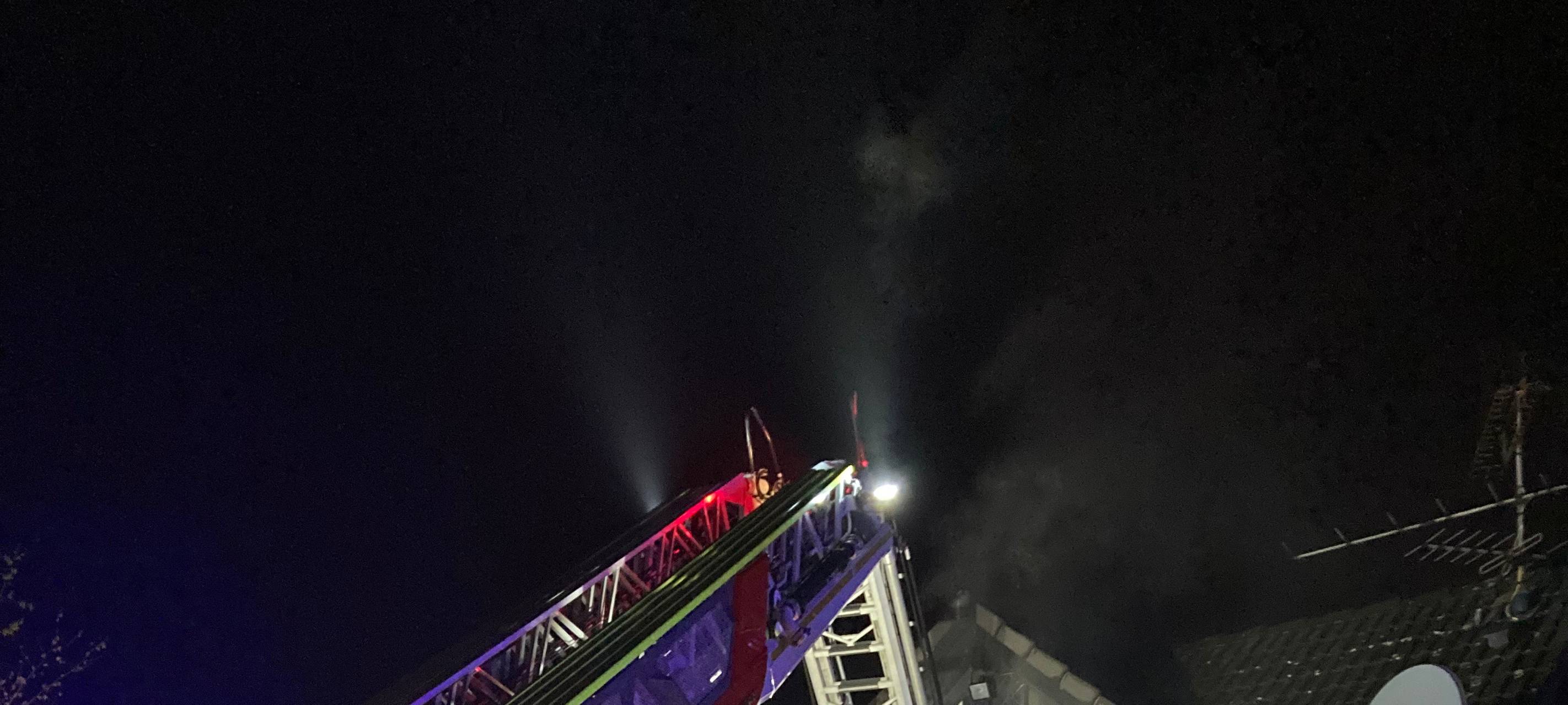 Feuerwehr löscht Brand in Hattingen