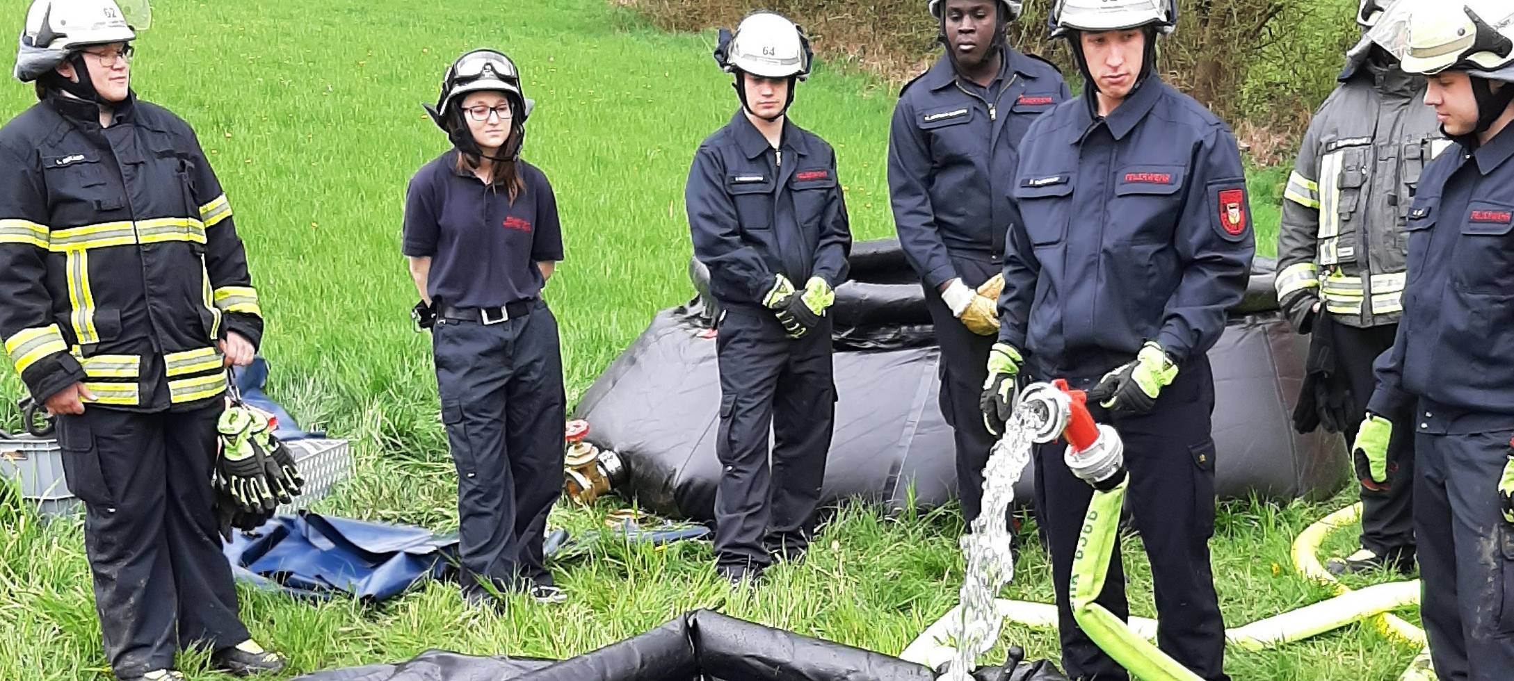 Feuerwehr und THW Wetter üben für Waldbrände