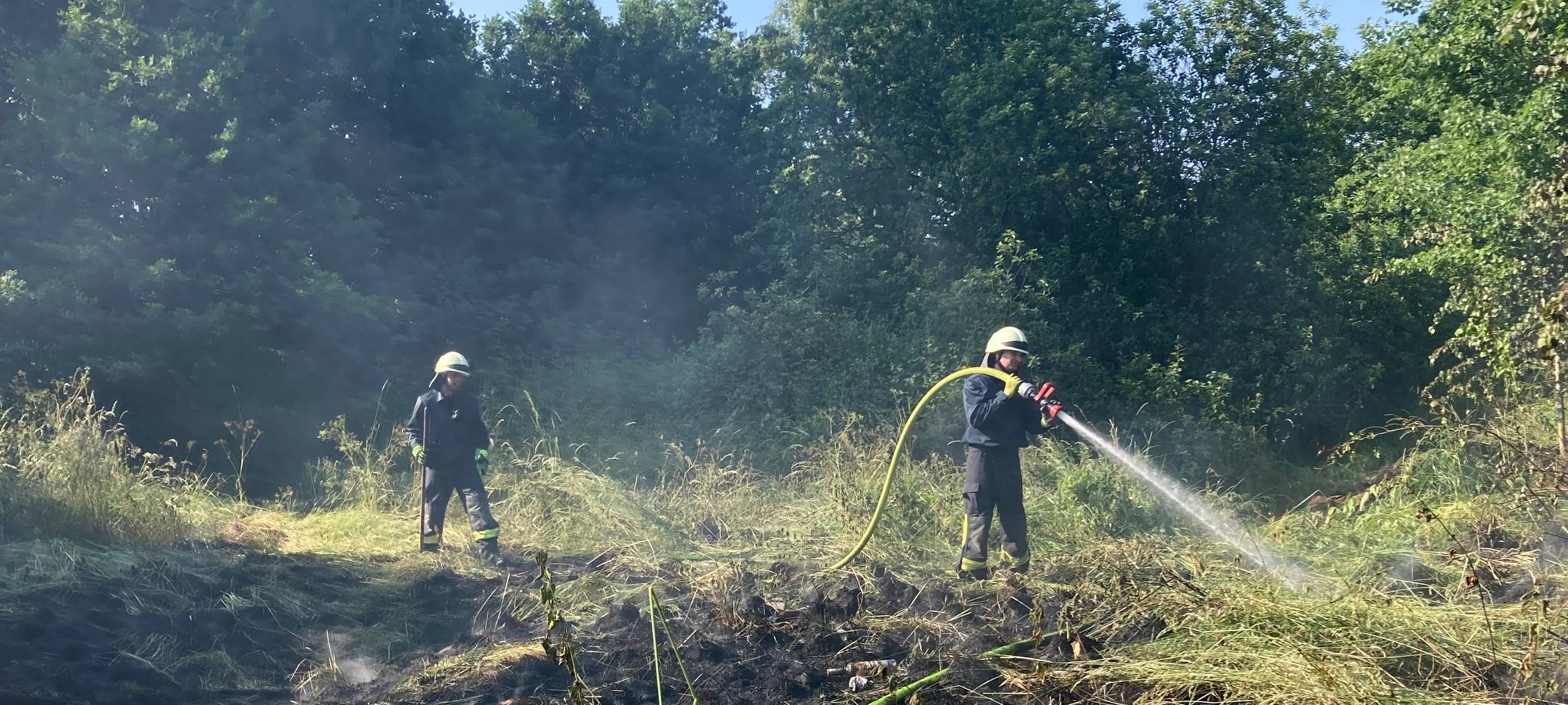 Hattinger Feuerwehr löscht Flächenbrand
