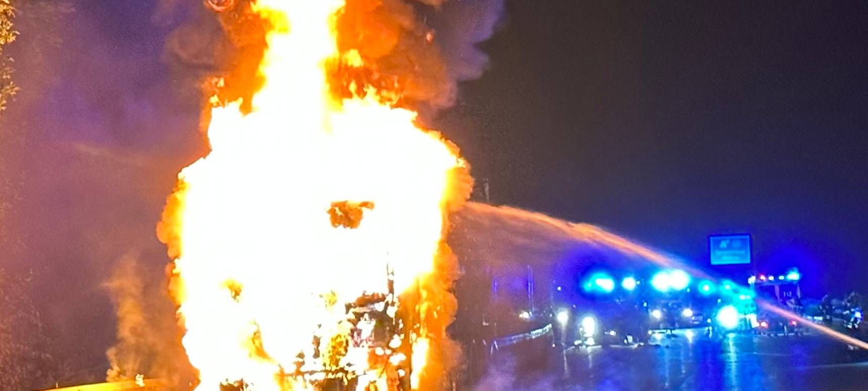 LKW in Flammen: A43 mehrere Stunden gesperrt