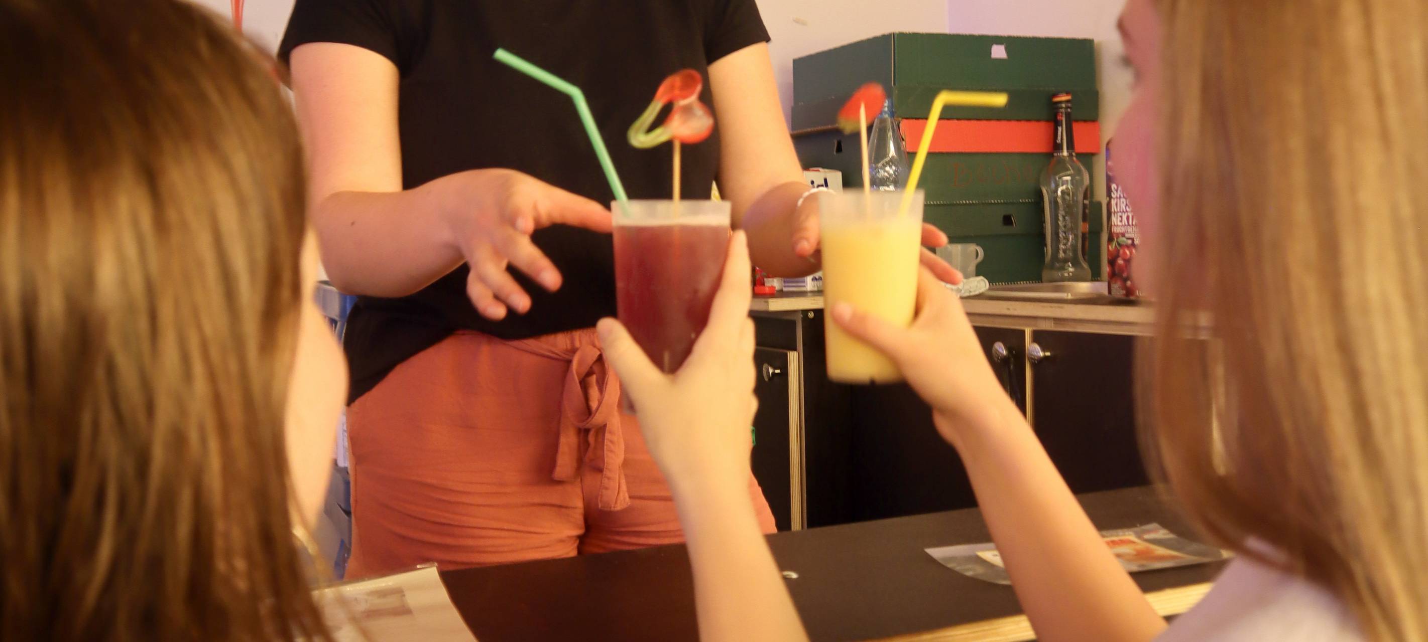 Caritas verteilt kostenlos Cocktails: Suchtprävention bei Heimatfest