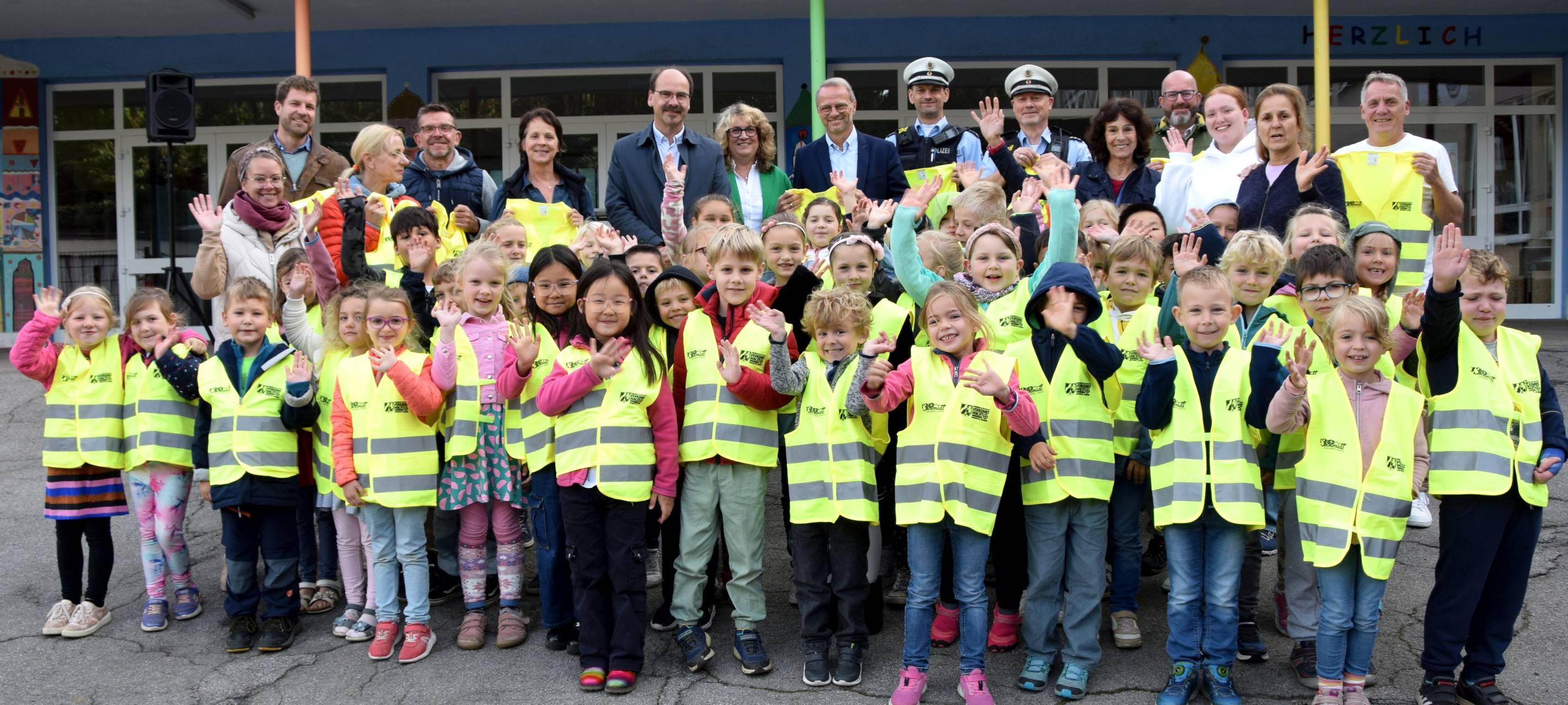 Schwelm: Warnwesten für sicheren Schulweg