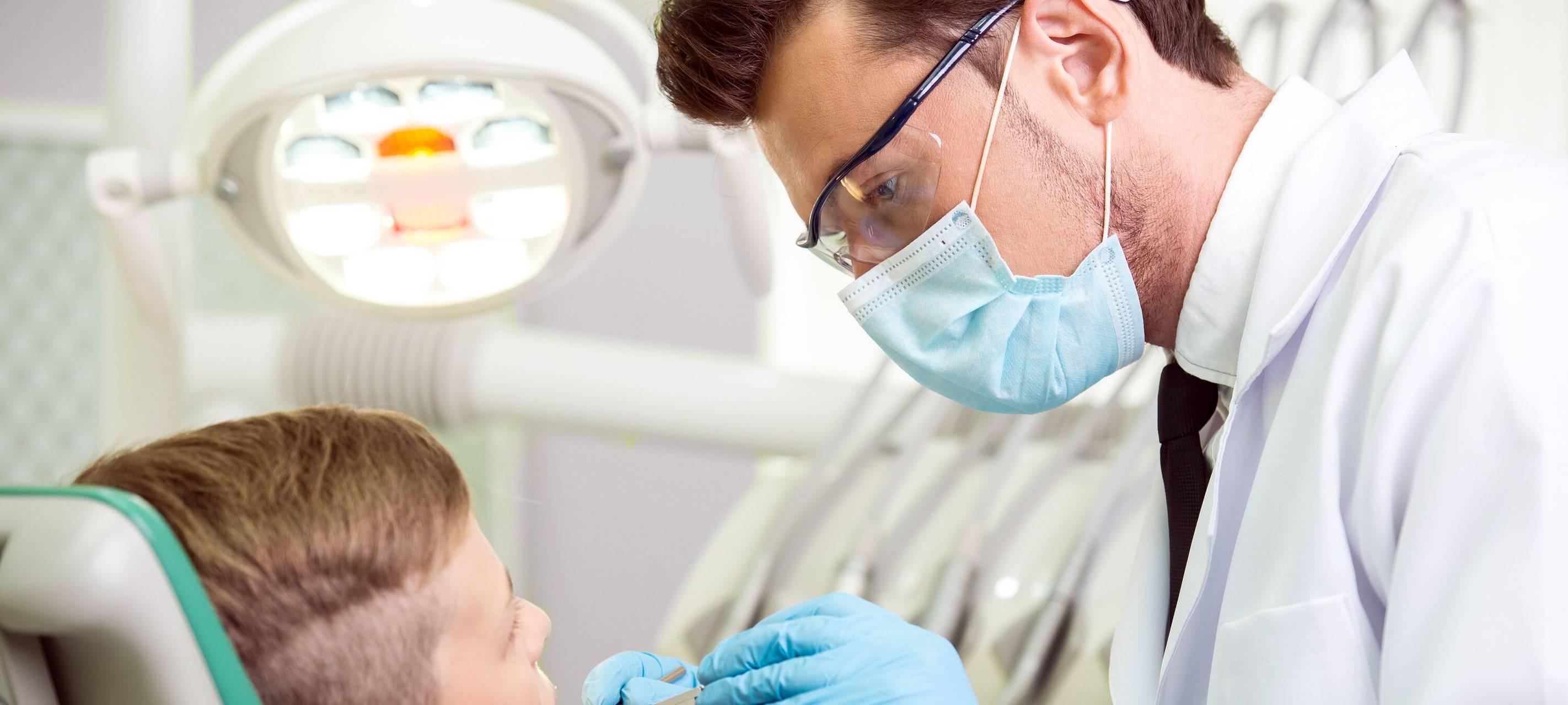 Kinder und Jugendliche beim Zahnarzt