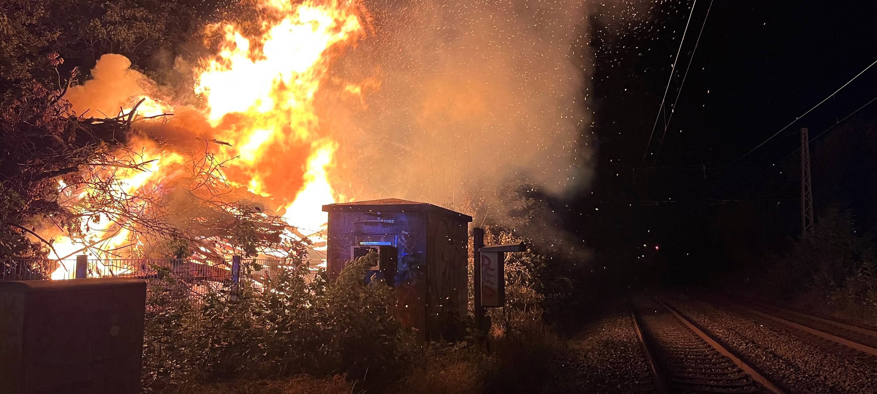 Gevelsberg: Riesiger Holzstapel in Brand