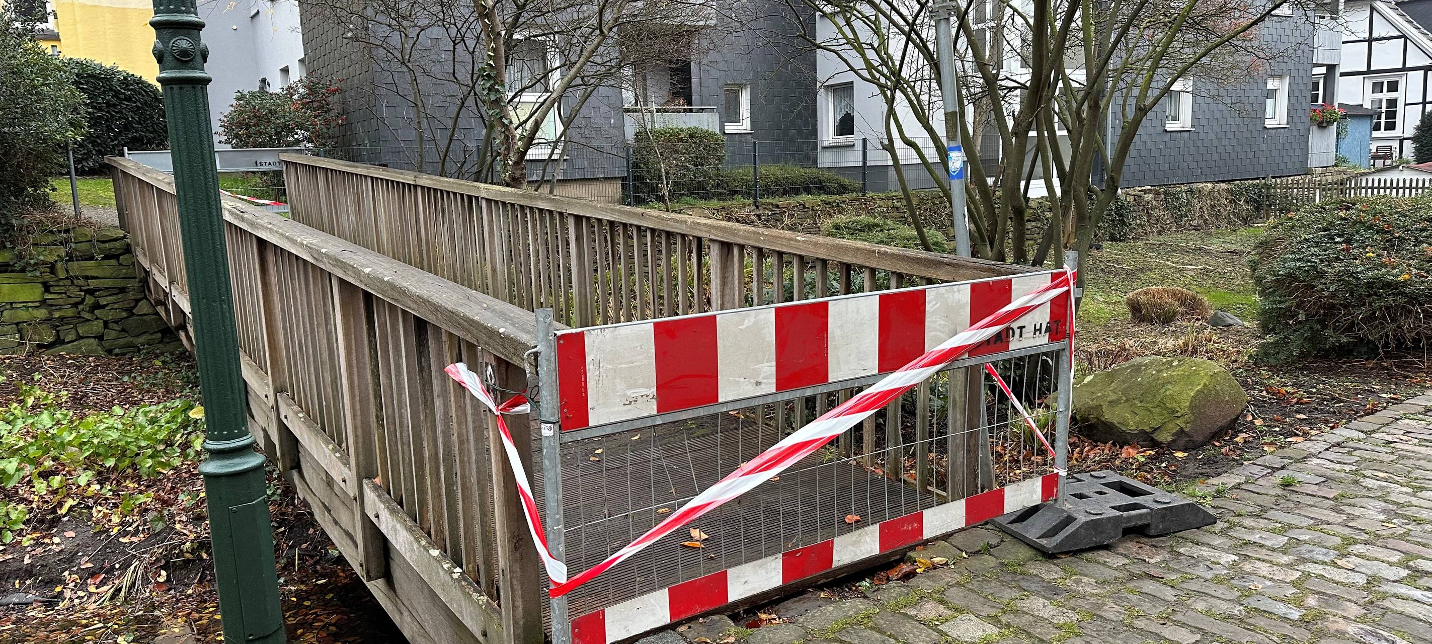 Holzbrücke im Feuchtbiotop Hattingen marode und gesperrt