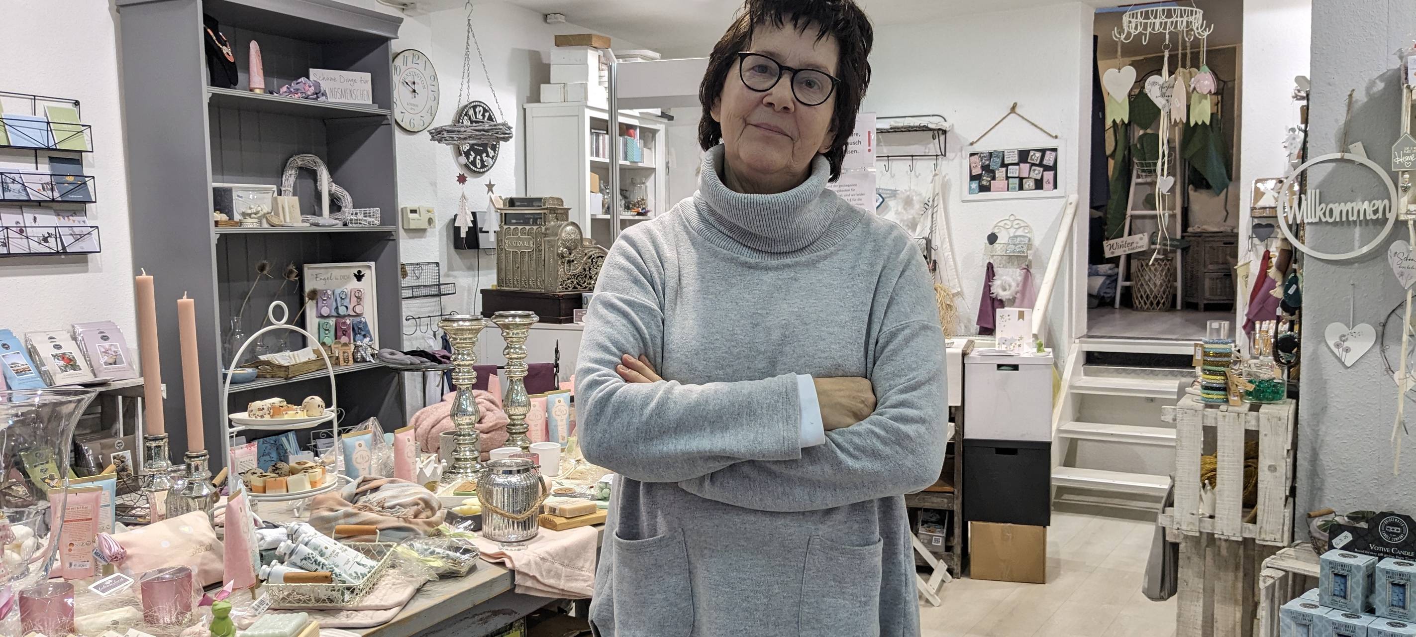 Wir hören hinters Schaufenster