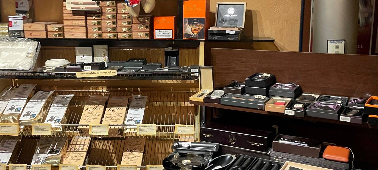 Wir hören hinters Schaufenster