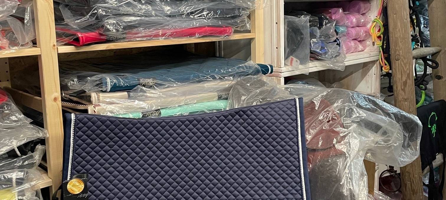 Wir hören hinters Schaufenster