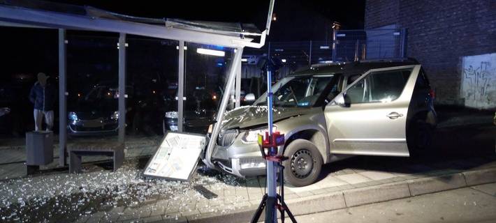 Gevelsberg: Auto rauscht in Bushaltestelle
