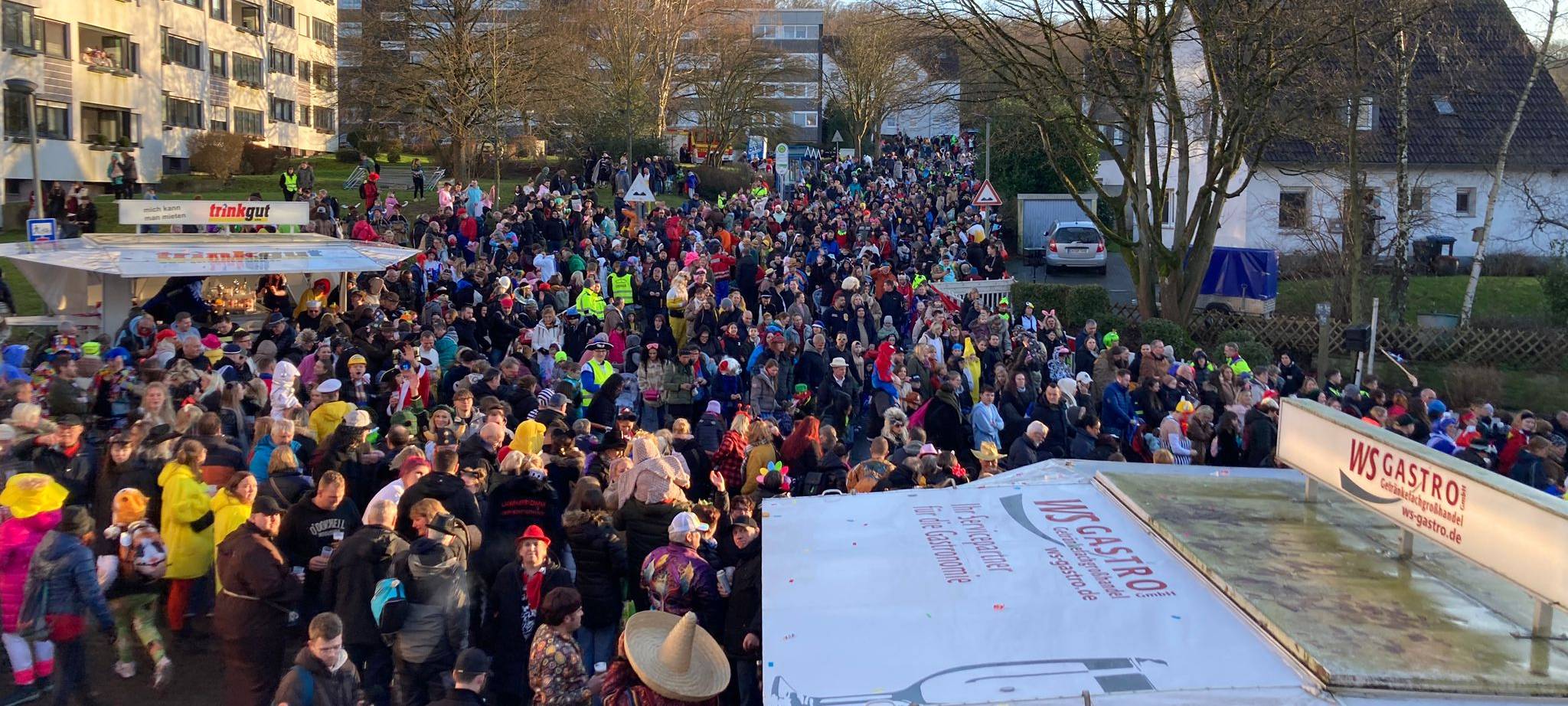 Über 11000 Jecke beim Rosenmontagszug in Holthausen