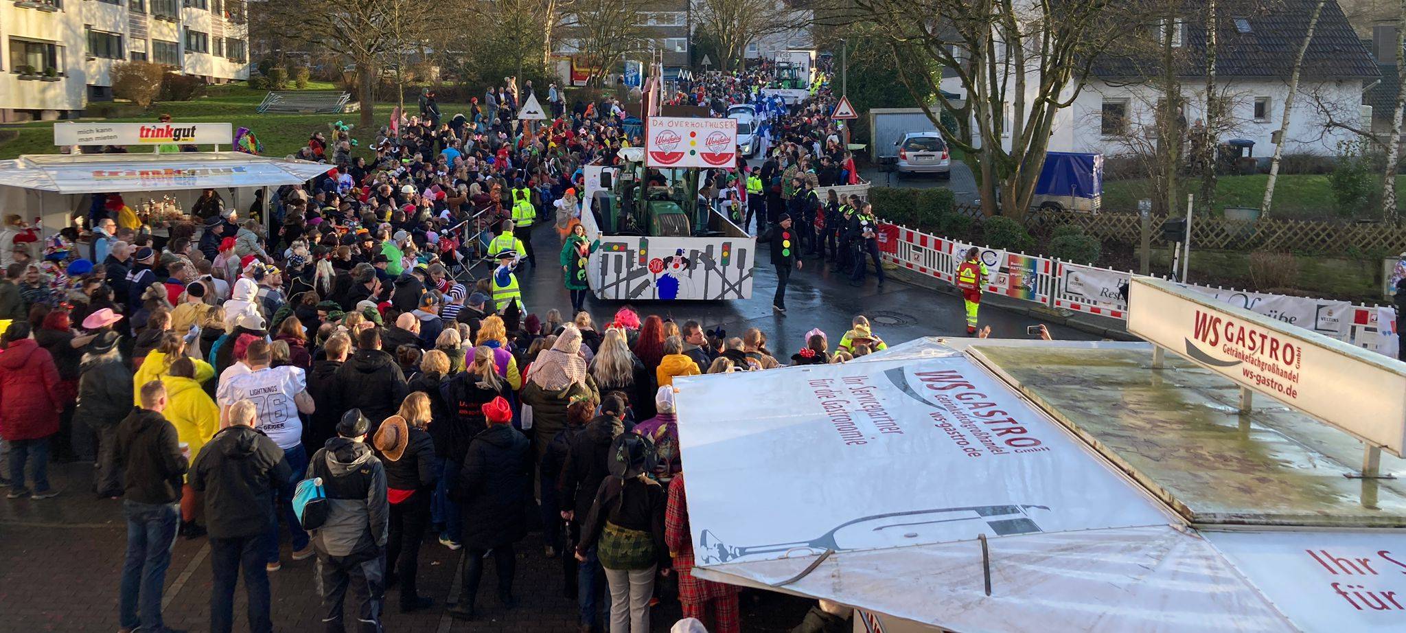 Über 11000 Jecke beim Rosenmontagszug in Holthausen