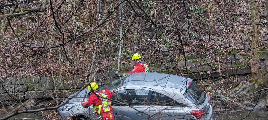 Gevelsberg: Auto in Ennepe