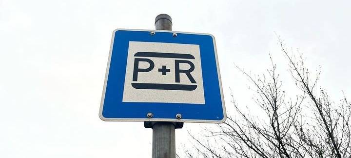 Parkplätze bald nur noch gegen Gebühr? - Lösungen gegen zu volle Park & Ride-Anlagen