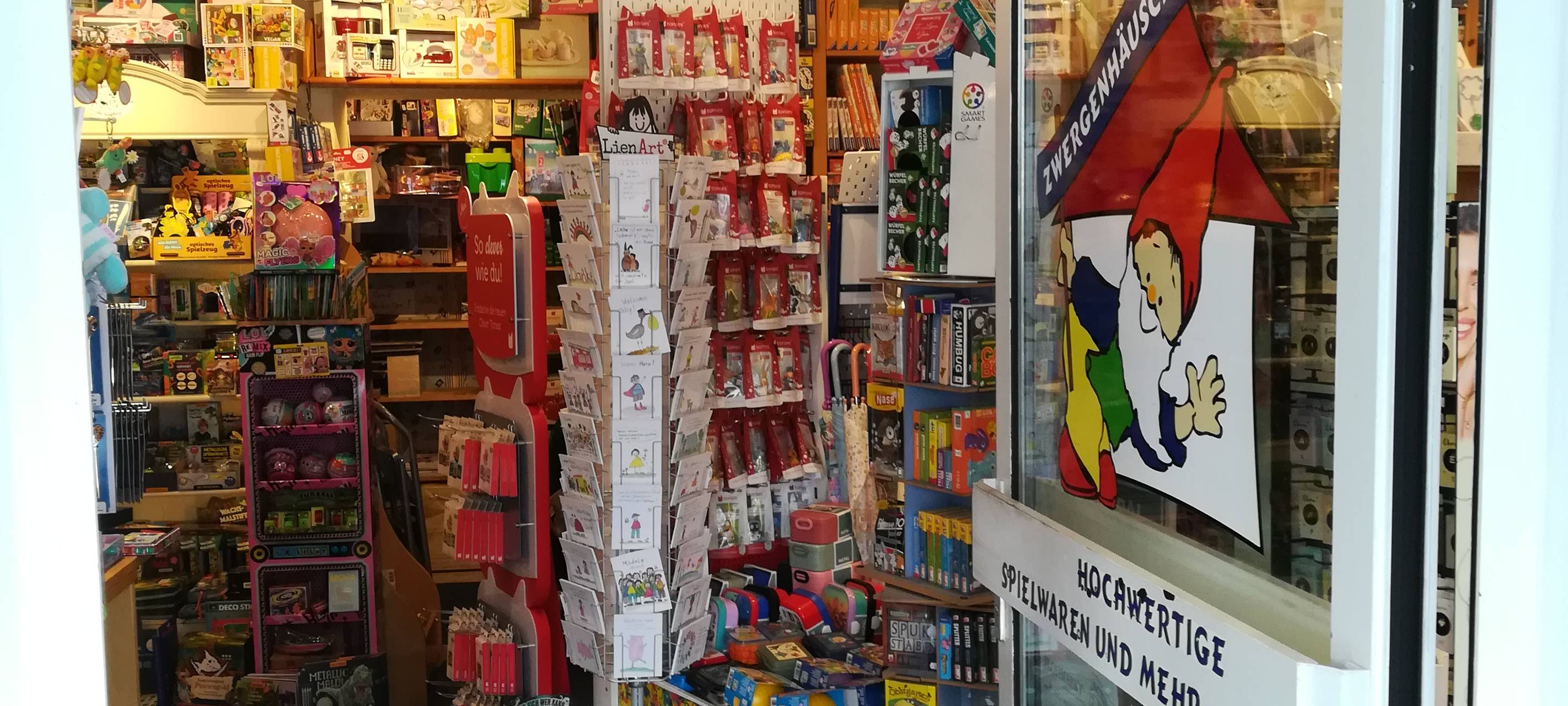 Wir hören hinters Schaufenster