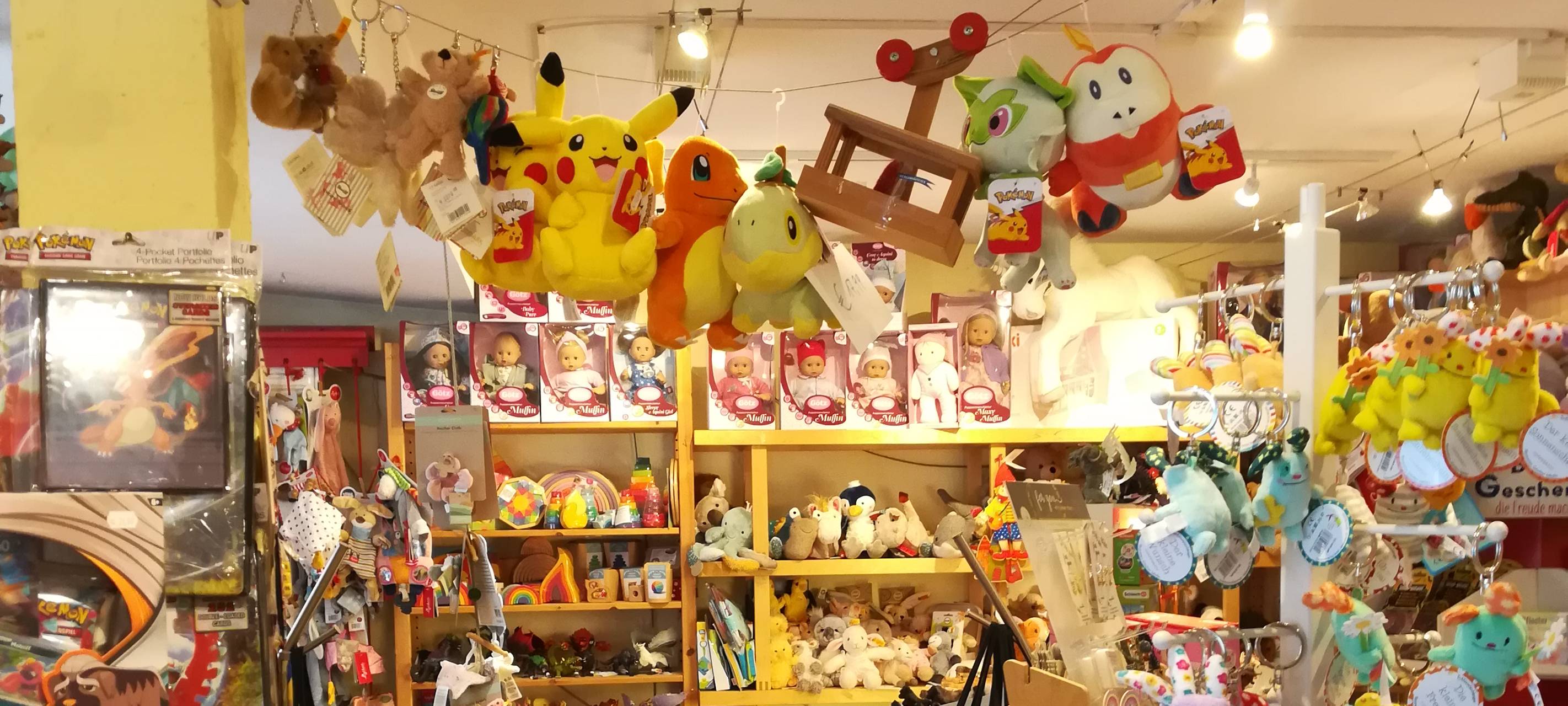 Wir hören hinters Schaufenster