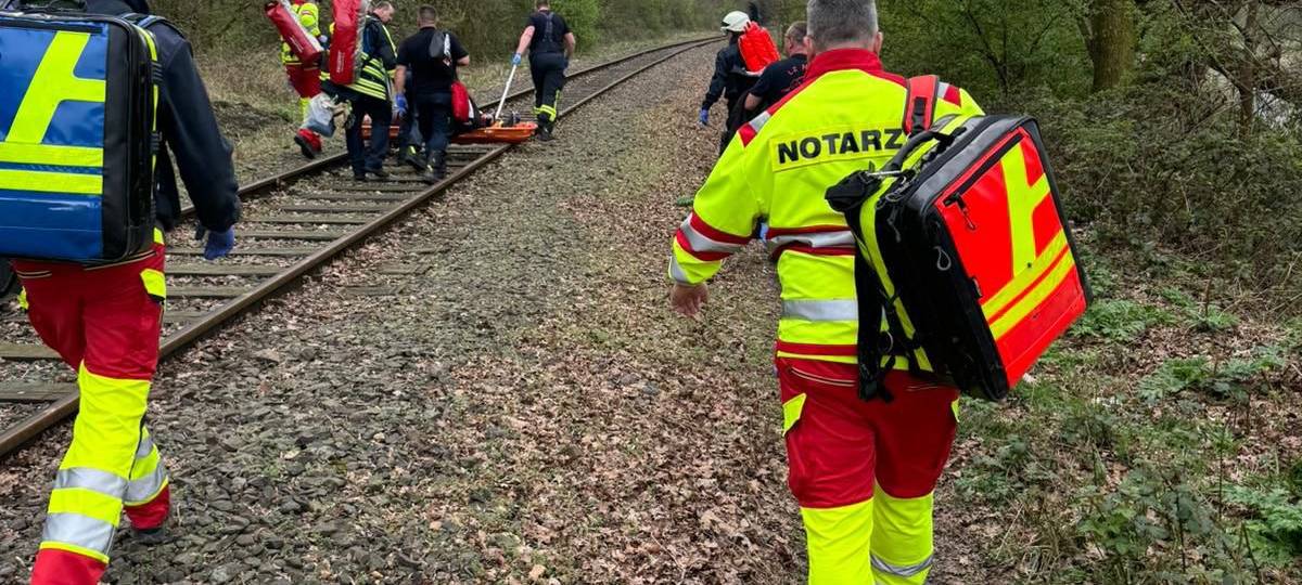 Frau stürzt 30 Meter in Tiefe