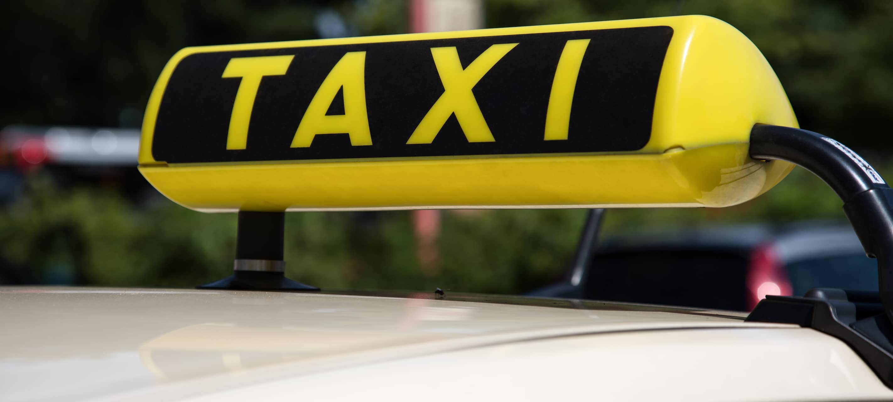 Fahrerflucht in Ennepetal: Taxifahrer erfasst Bauarbeiter