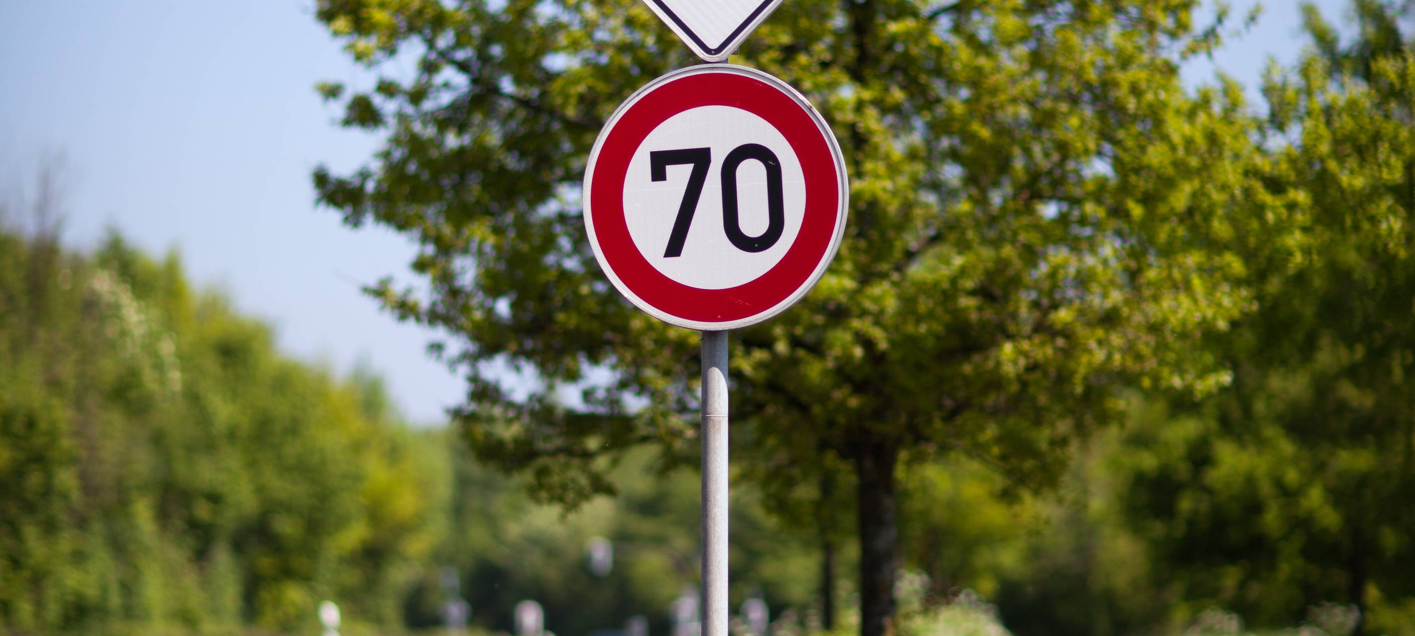 ADAC-Studie: Kreis würde mit weniger Verkehrsschildern auskommen