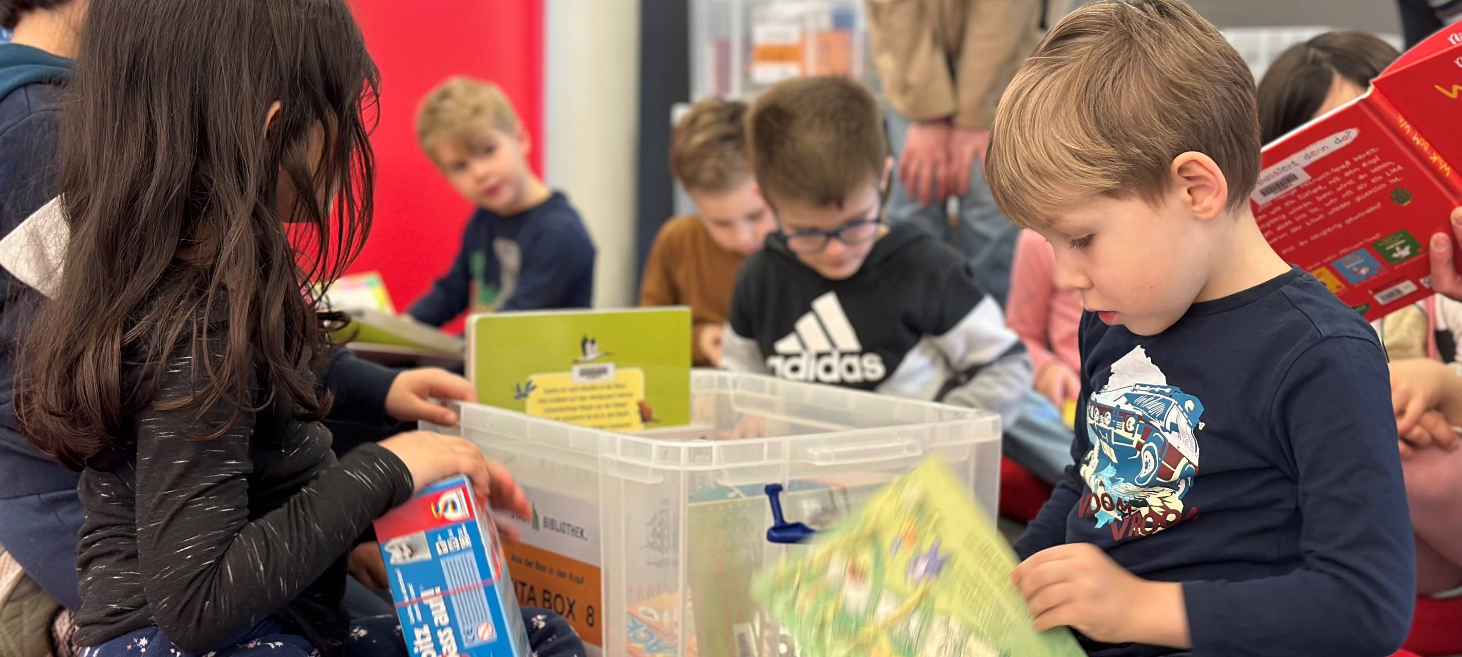 Hattinger Kitas bekommen Bücher-Boxen geschenkt