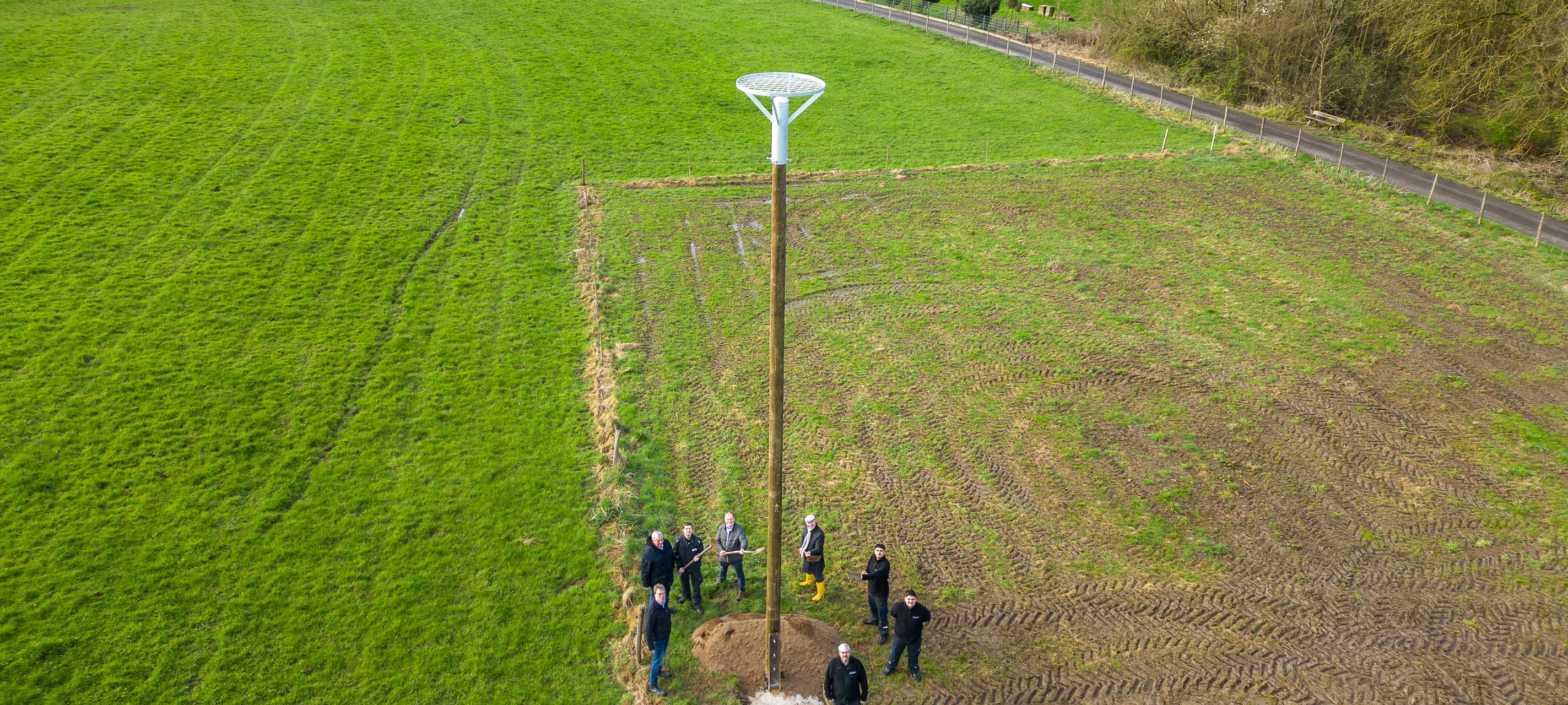 Azubis bauen Nisthilfe für Störche