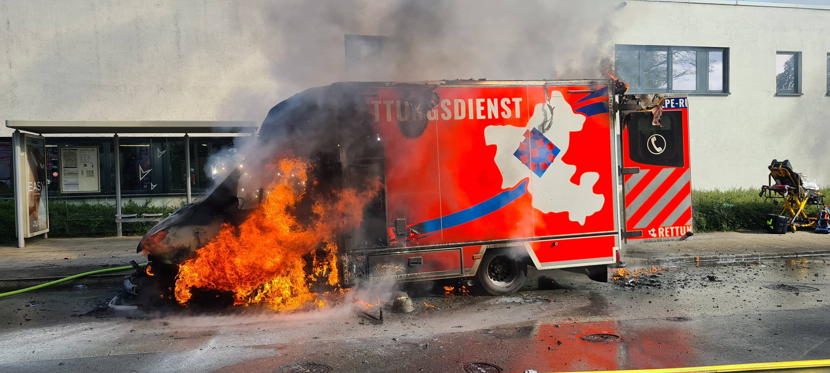 Motorbrand zerstört RTW