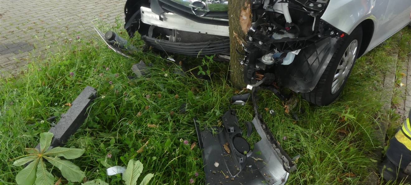 Pedale verwechselt: Seniorin fährt gegen Baum