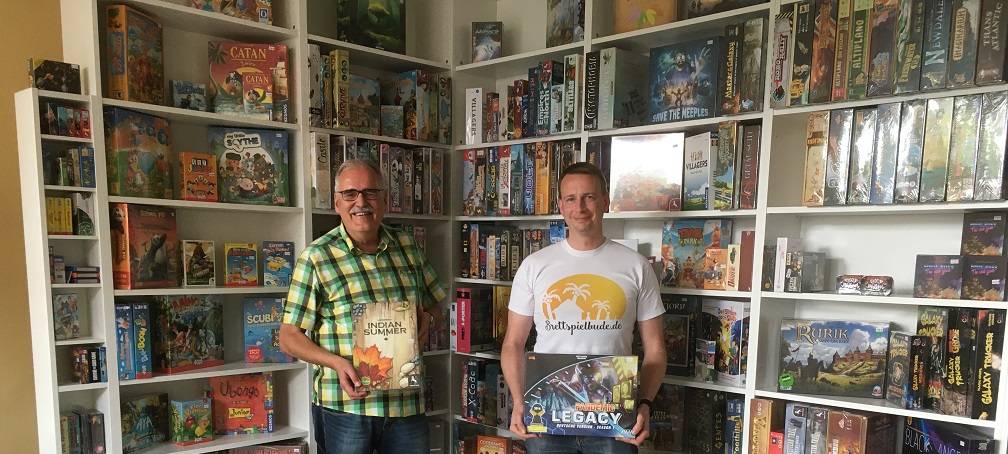 Wir hören hinters Schaufenster