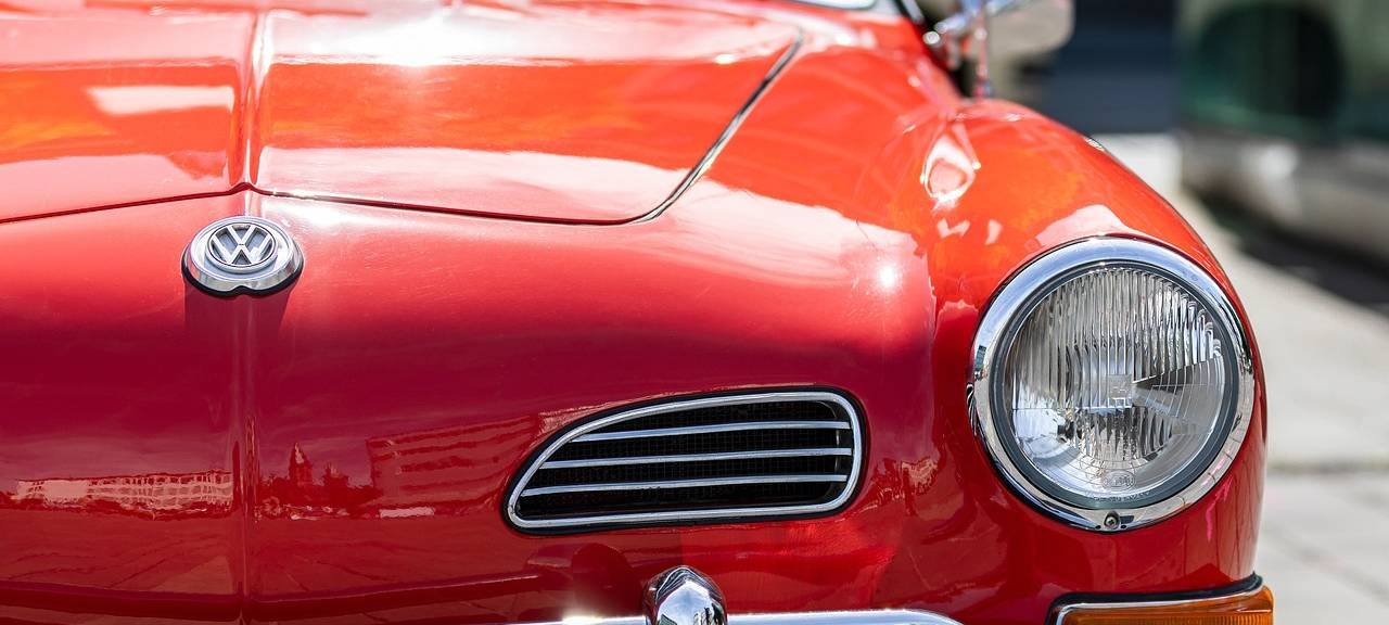 Alte Autos am Haus Martfeld