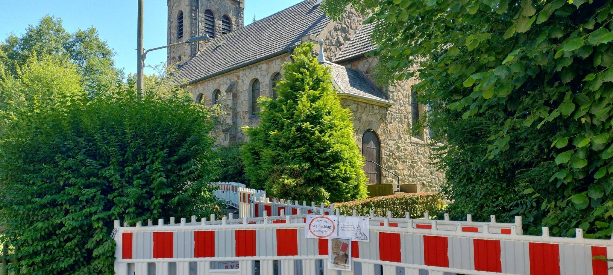 Witten: Steine fallen aus Kichenfassade