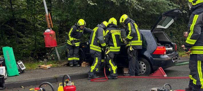 Auto in Böschung - Person eingeklemmt