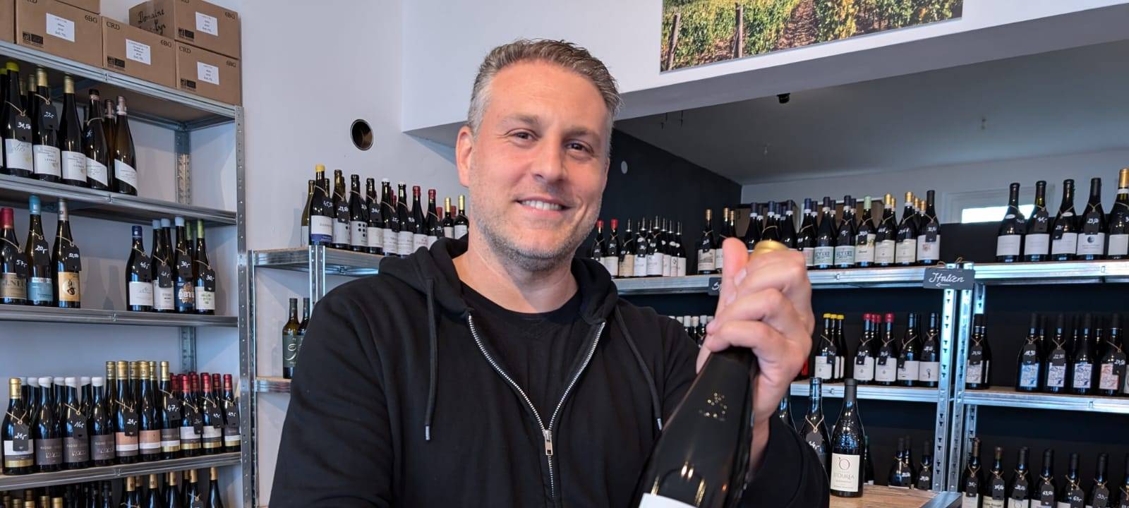 Wir hören hinters Schaufenster