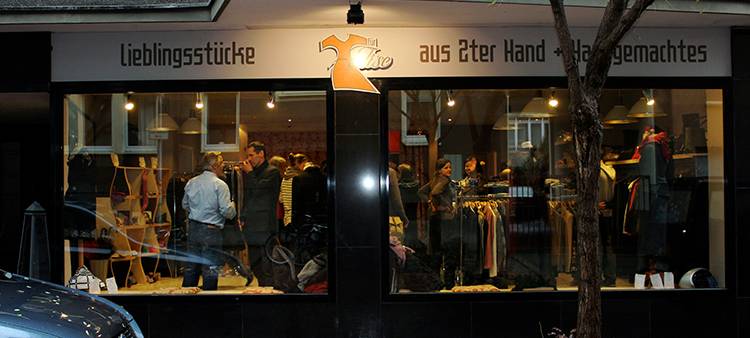 Wir hören hinters Schaufenster