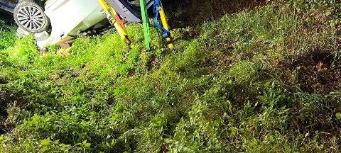 In Schotterhaufen gefahren: Auto überschlägt sich
