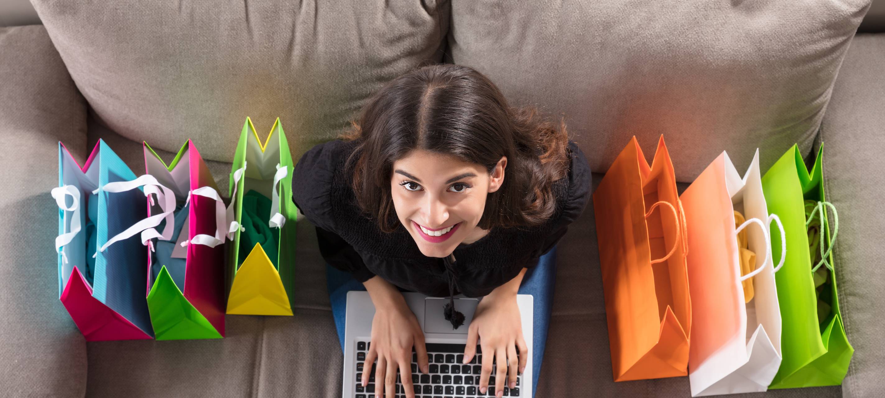 Black Friday 2024 - Frau im Konsumwahn