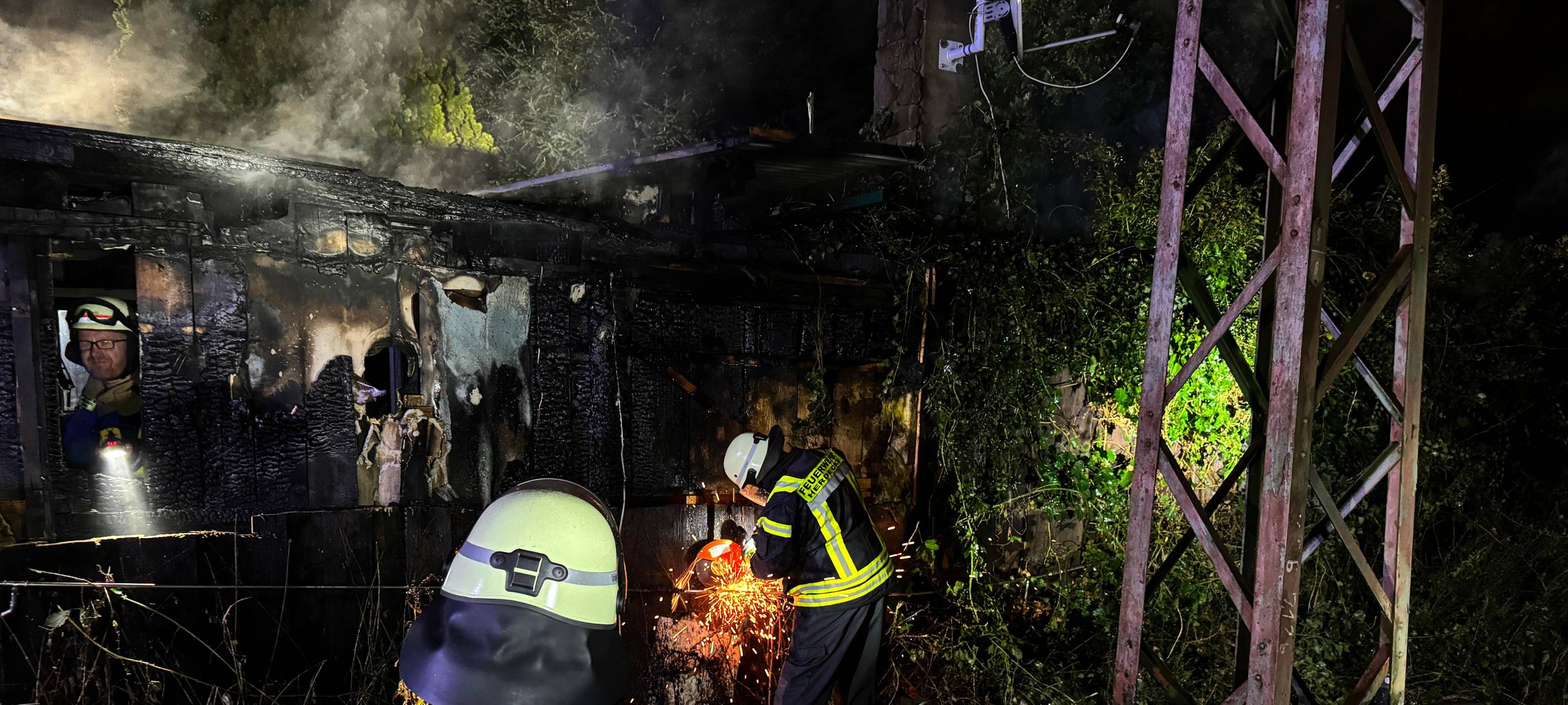 Herdecke: drei Verletzte bei Gartenlaubenbrand