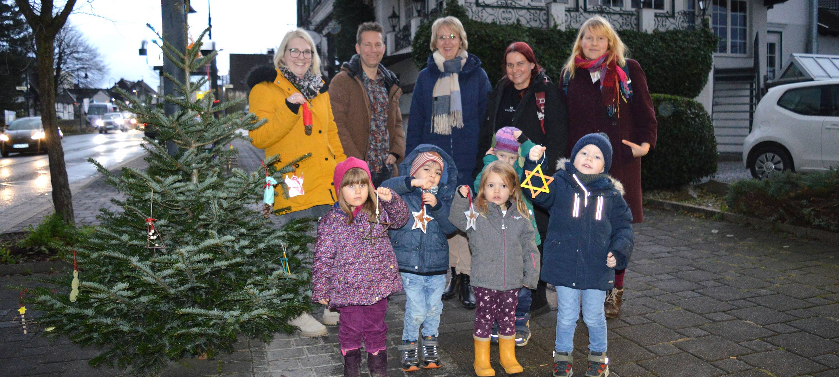 Sprockhövel: Kita-Kinder schmücken Weihnachtsbäume