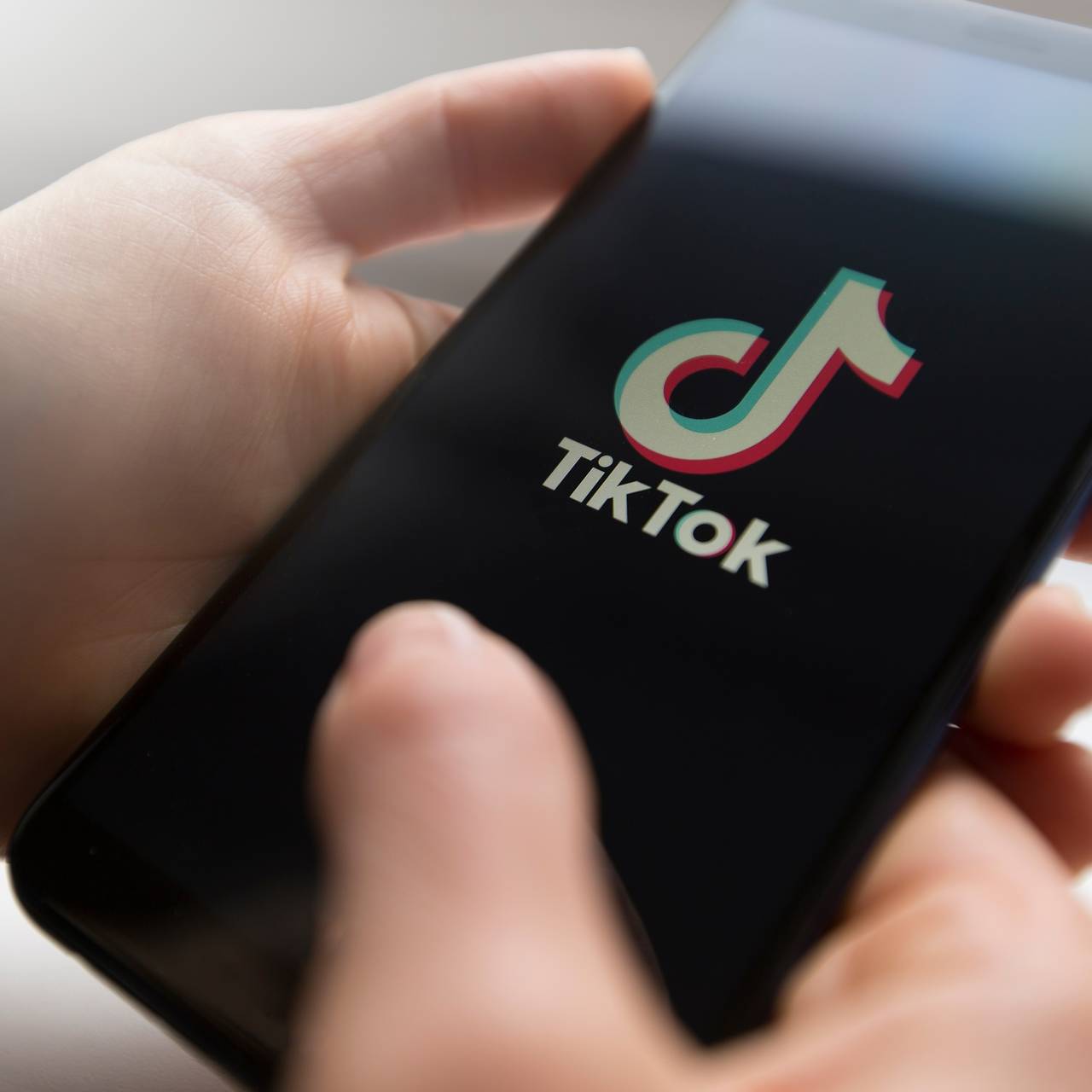 Smartphone mit TikTok-Logo