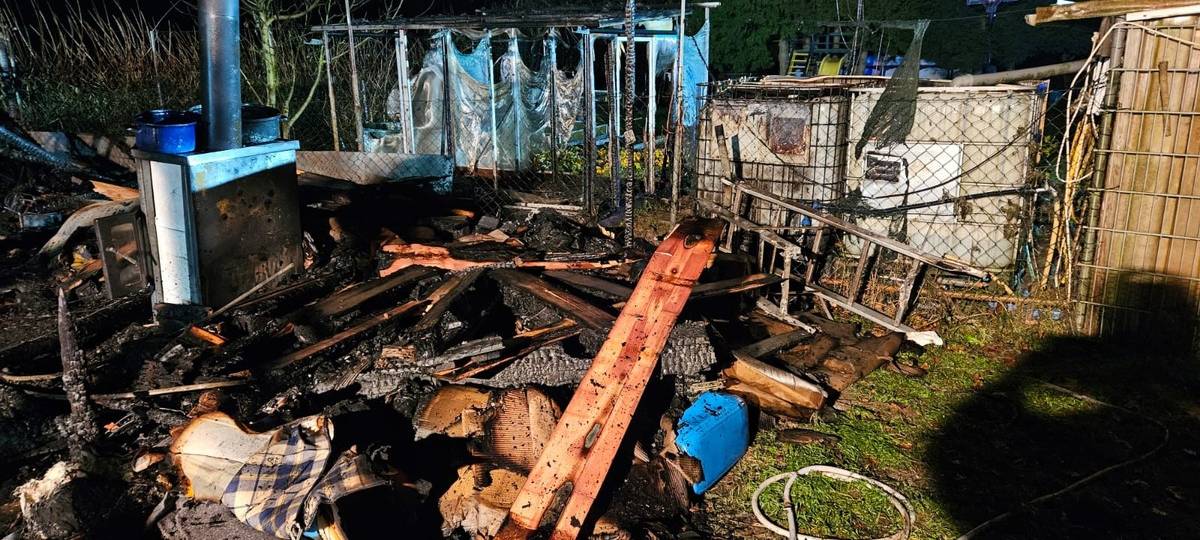 Brennende Gartenlaube in Wetter