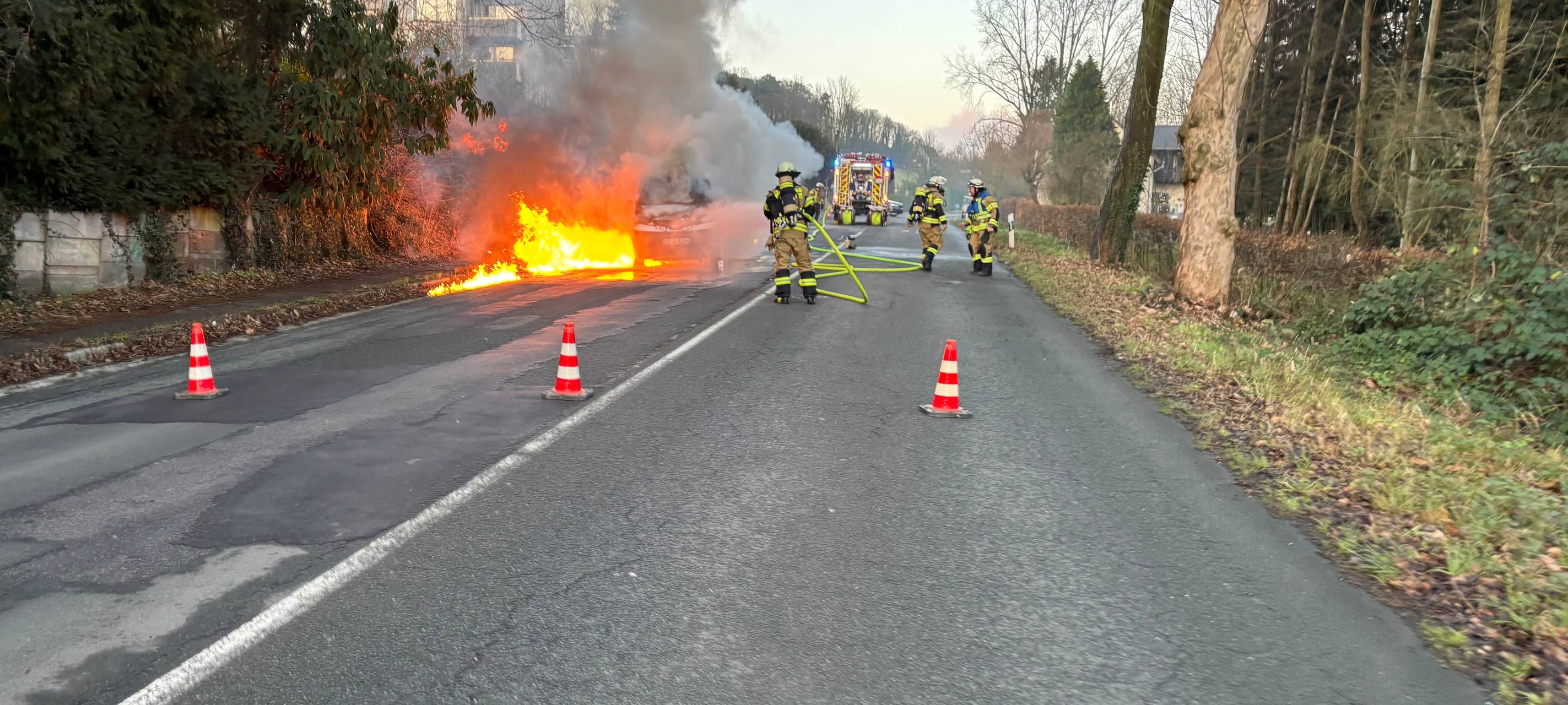 Auto und Bienenstock brennen