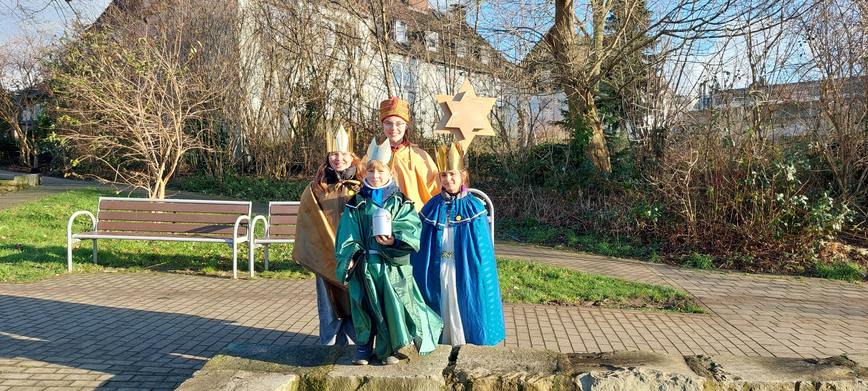 Die Sternsinger sind im Kreis unterwegs