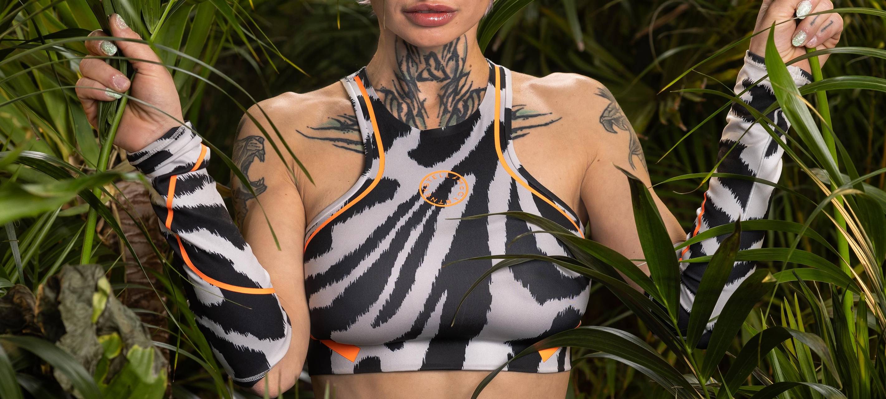 Edith Stehfest schaut in die Kamera - im Rahmen des RTL-Dschungelcamps.