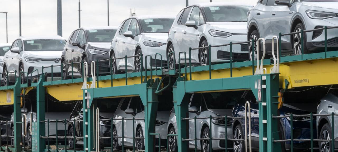 Neuwagen stehen verladen auf Zügen.