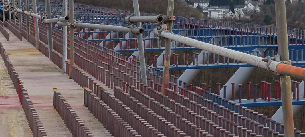 Die Talbrücke Rahmede mit den Stahl-Einzelteilen ist zu sehen.