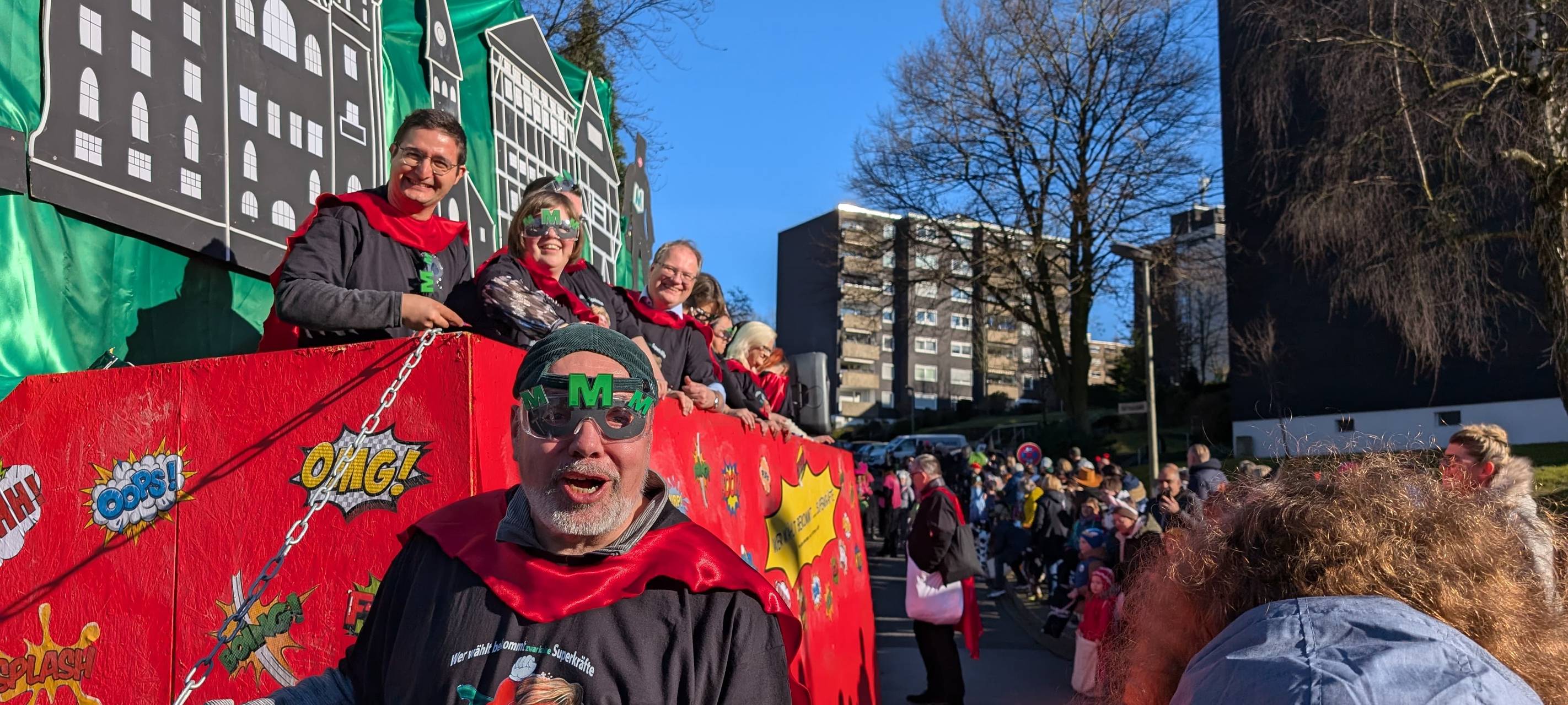 Rund 15.000 Besucher bei Rosenmontagszug in Holthausen