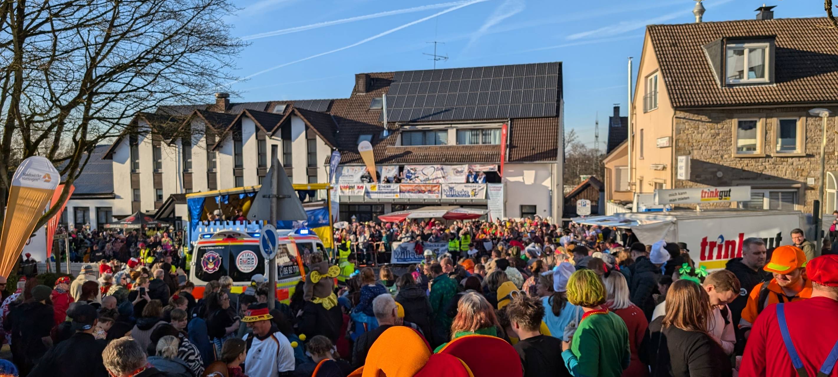 Rund 15.000 Besucher bei Rosenmontagszug in Holthausen