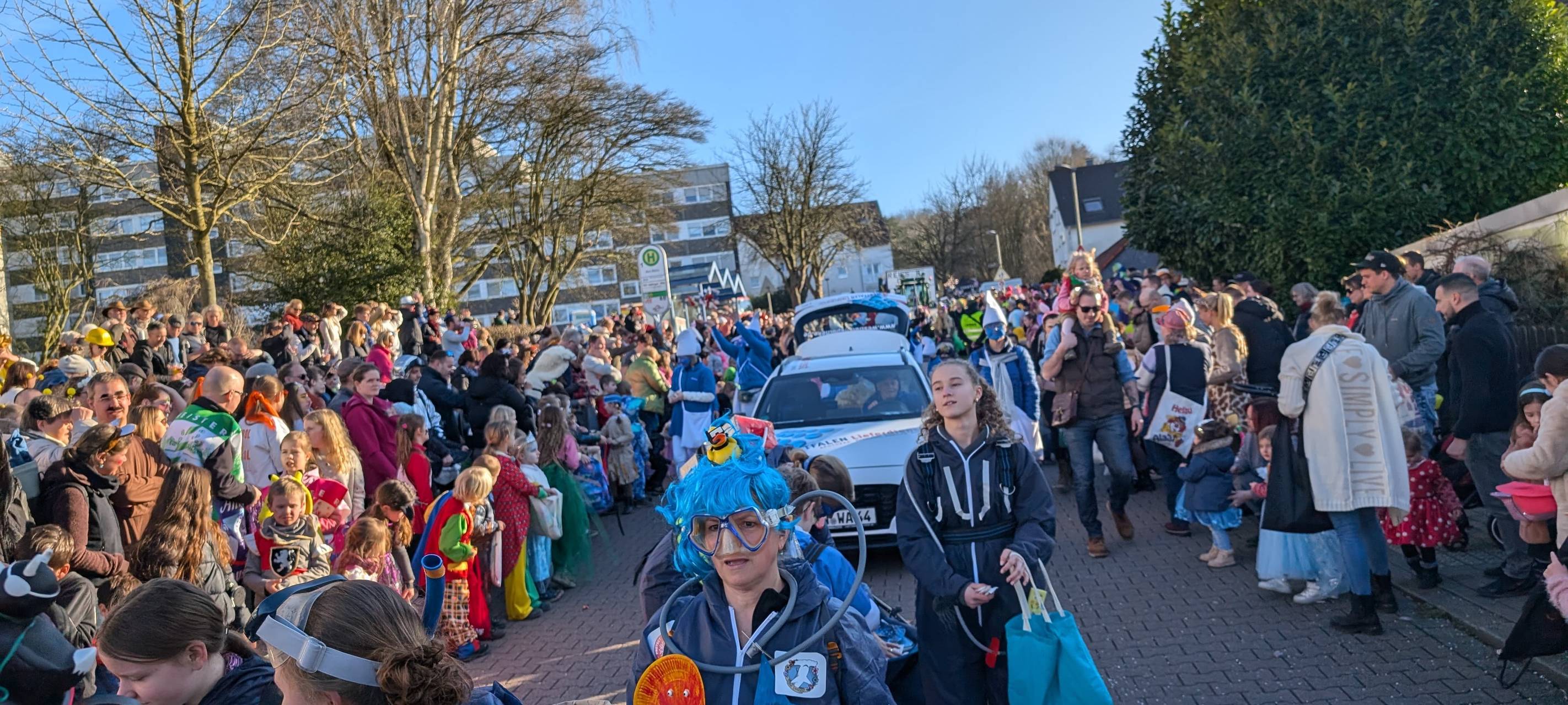 Rund 15.000 Besucher bei Rosenmontagszug in Holthausen
