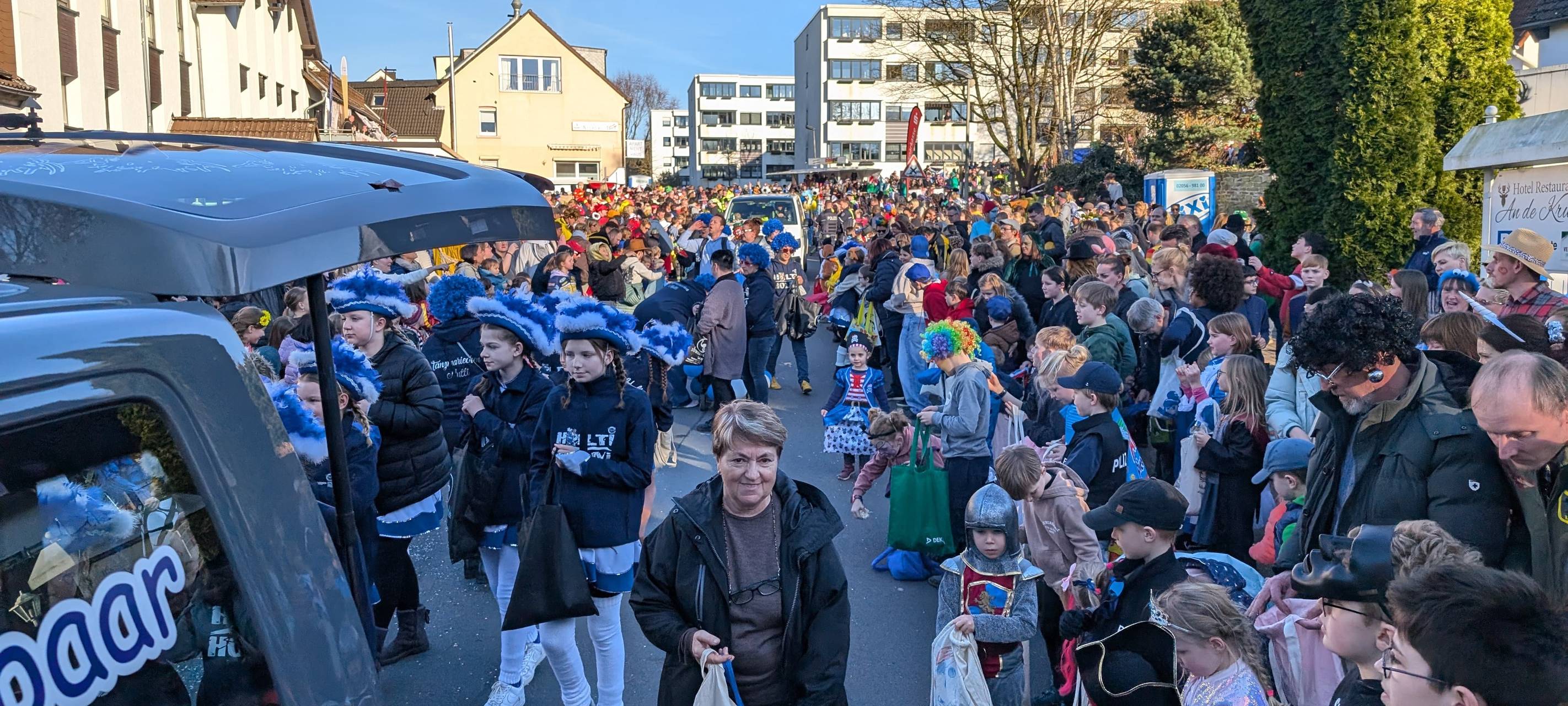 Rund 15.000 Besucher bei Rosenmontagszug in Holthausen