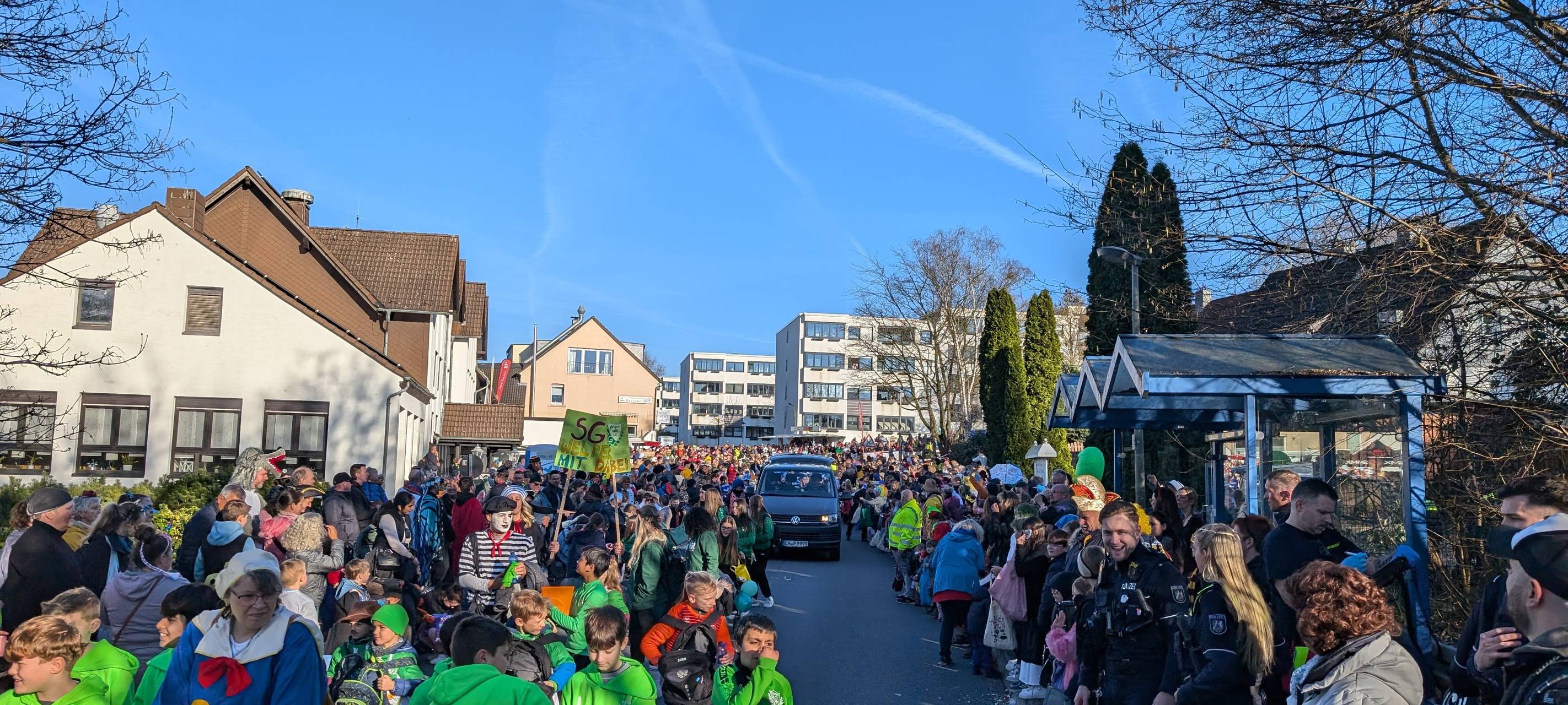 Rund 15.000 Besucher bei Rosenmontagszug in Holthausen